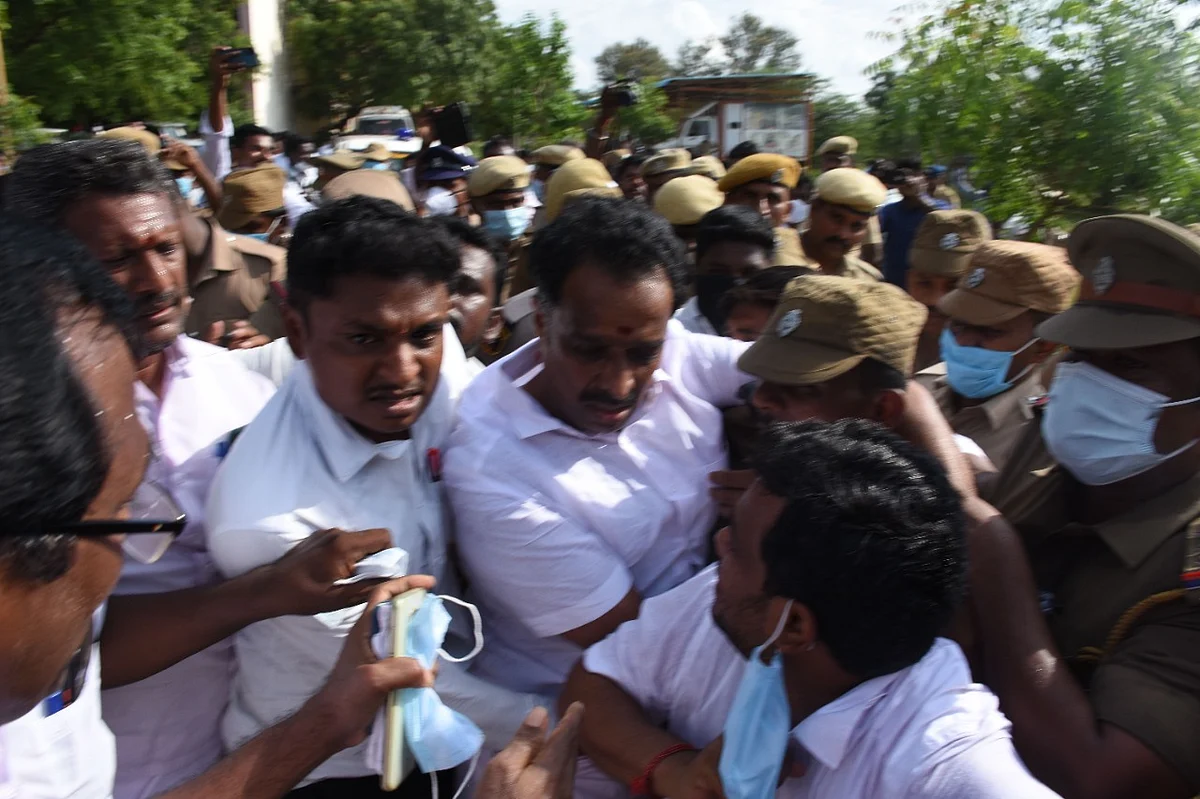 தள்ளுமுள்ளு