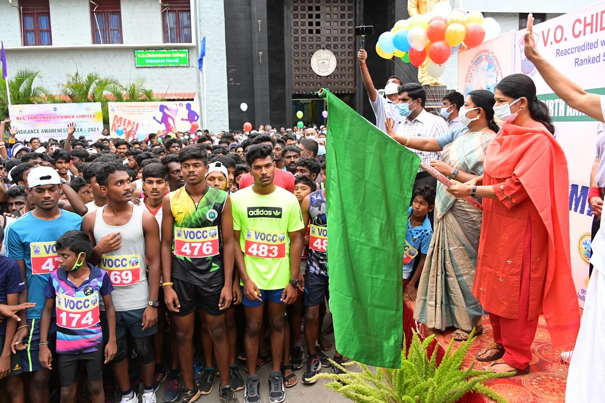 போட்டியை துவக்கி வைத்த கனிமொழி