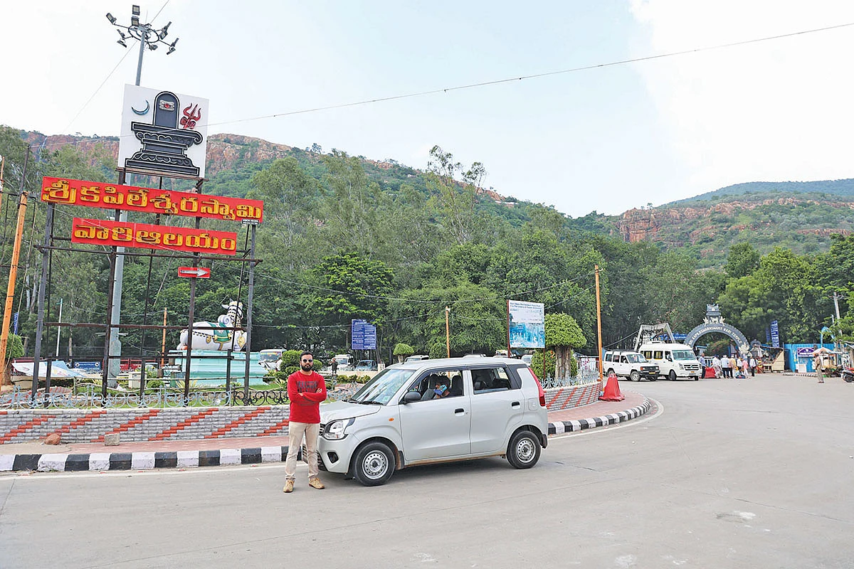  கபாலீஸ்வர ஸ்வாமி கோவில் ரவுண்டானாவில் பேக்ரவுண்டிலேயே அருவி தென்படுவது அழகு.