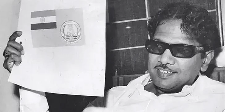 தான் வடிவமைத்த தமிழ்நாட்டு தனிக்கொடியுடன் கருணாநிதி