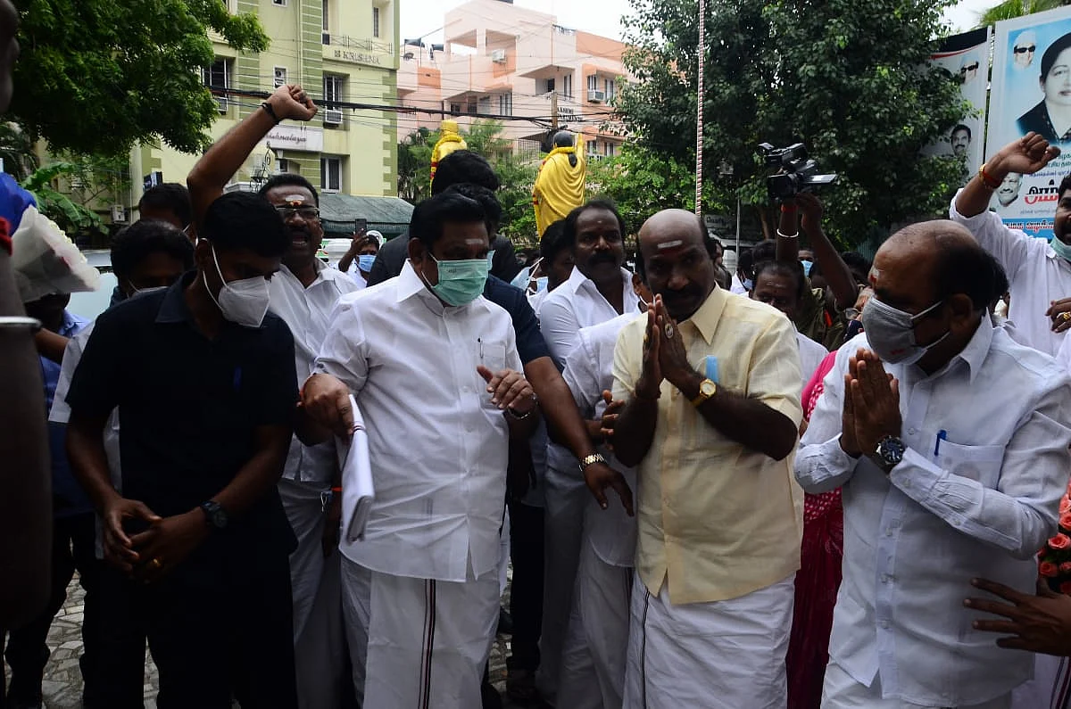 அதிமுக கூட்டத்துக்கு வந்த எடப்பாடி பழனிசாமி