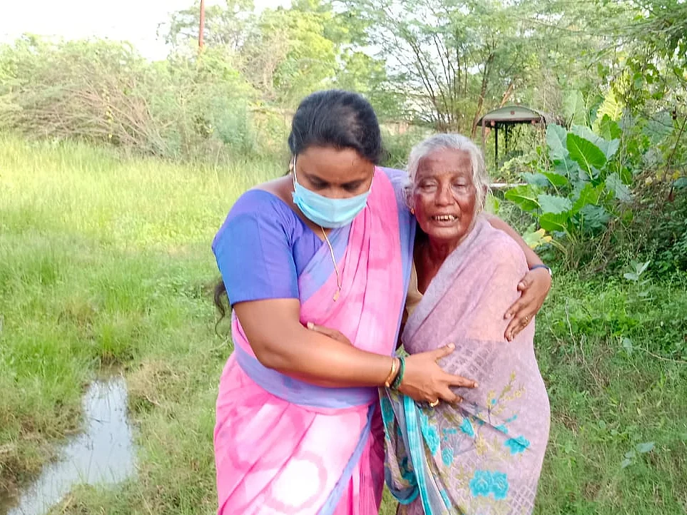 உயிரிழந்த மகன், கலங்கி நின்ற தாய்; சுடுகாடு வரை சென்று அடக்கம் செய்து நெகிழச் செய்த பெண்!
