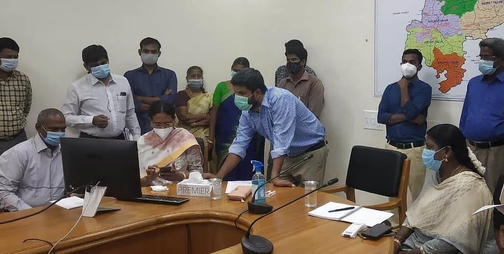 கணினி குலுக்கல் முறையில் வாக்குச்சாவடி மையங்களுக்கு அலுவலர்கள் தேர்வுசெய்யும் பணி