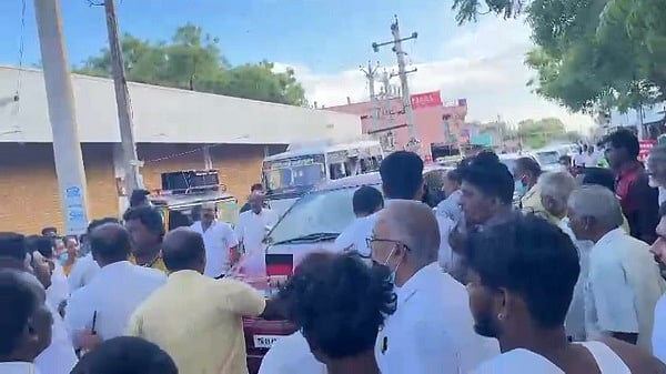 உள்ளாட்சித் தேர்தல்: திமுக - அதிமுக மோதல்; அமைச்சரின் கார் கொடிக் கம்பி சேதம் - போலீஸ் குவிப்பு!