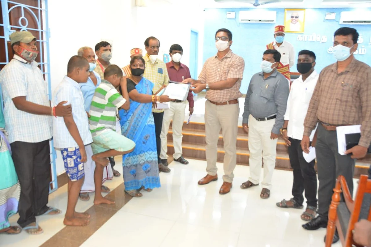வீட்டுமனைப் பட்டா வழங்கிய ஆட்சியர் குமாரவேல் பாண்டியன்