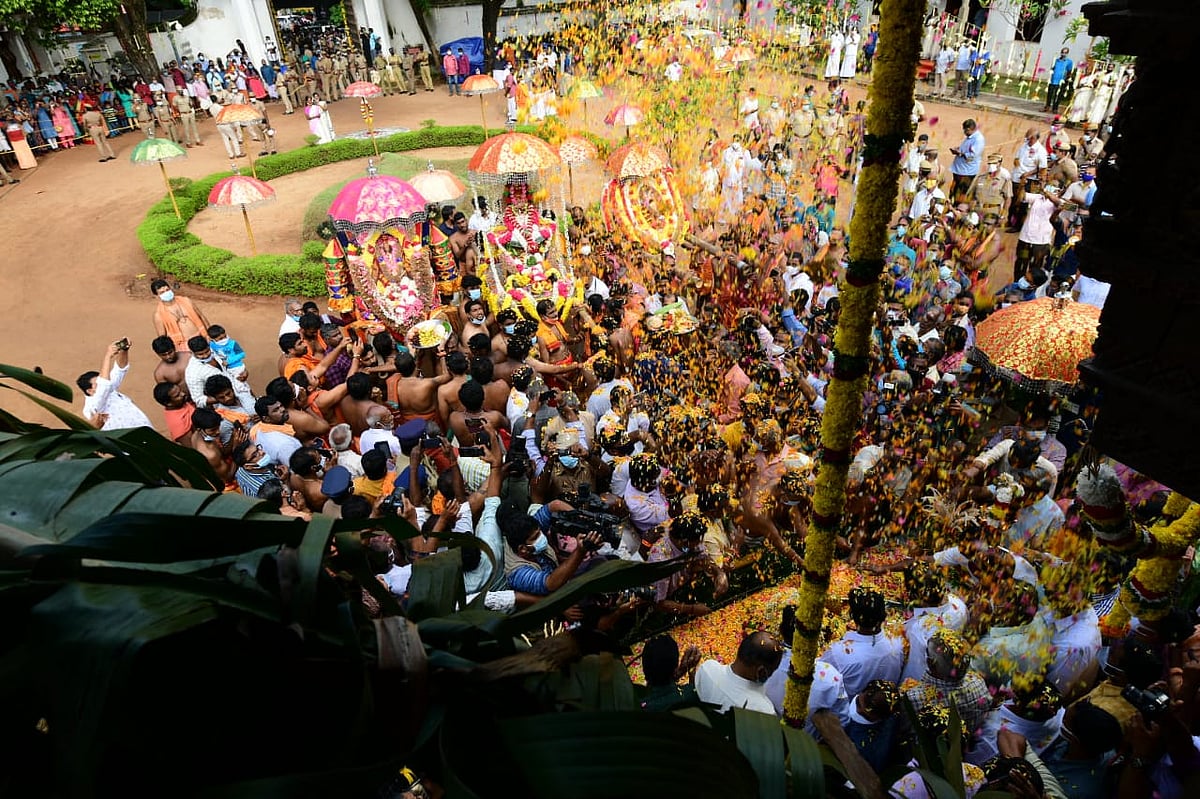 நவராத்திரி பாரம்பர்ய விழாவுக்காக திருவனந்தபுரம் புறப்பட்டுச் சென்ற குமரி மாவட்ட சுவாமிகள்!