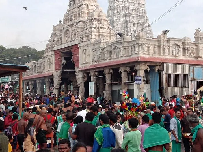 பணம் தராமல் இழுத்தடித்த திருச்செந்தூர் கோயில் நிர்வாகம் - கற்களைப் பெயர்த்து வசூலித்த கான்ட்ரக்டர்!