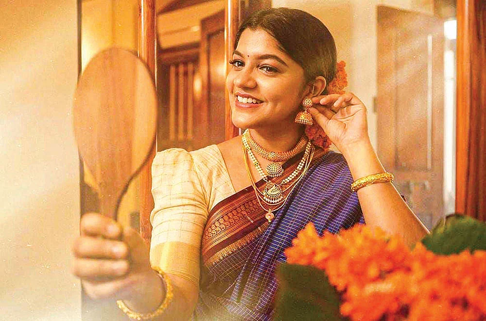 Aparna Balamurali: ஜிமிக்கி கம்மல்!