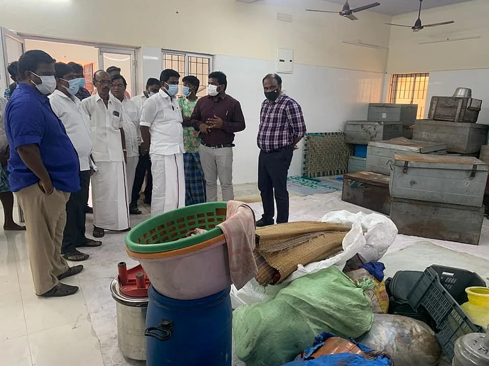 நகர்ப்புற வீடற்றோருக்கான கூடத்தில் உள்ள மக்களை சந்தித்த எம்.எல்.ஏ
