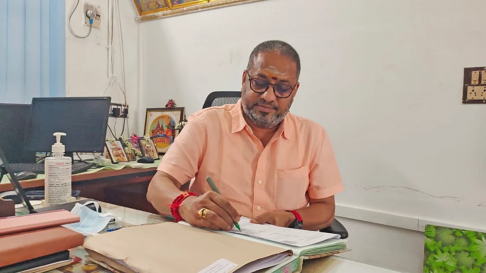 பூமழை தூவ... புரோக்கர்கள் வாழ்த்த ஆர்.டி.ஓ பதவியேற்கிறார்!