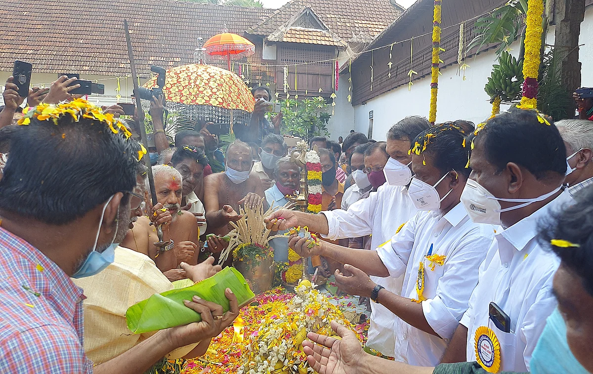 தமிழக-கேரள ஒற்றுமையை பறைசாற்றும் பத்மநாபபுரம் அரண்மனை நவராத்திரி விழா சுவாமி புறப்பாடு!