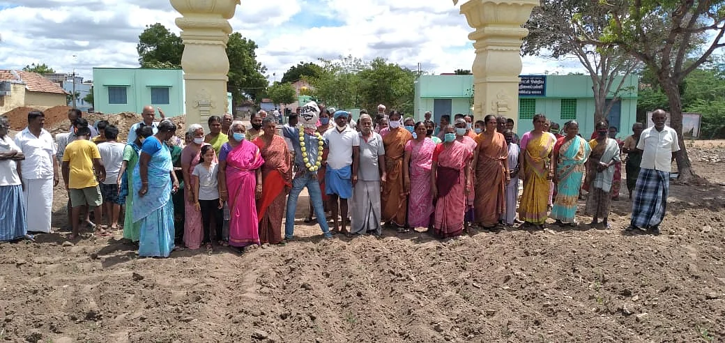 கொடும்பாவியுடன் கிராம மக்கள்