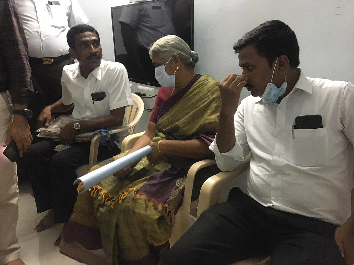 கனிமொழியிடம் மனு அளிக்க காத்திருந்த ராஜேஸ்வரி அம்மாள்