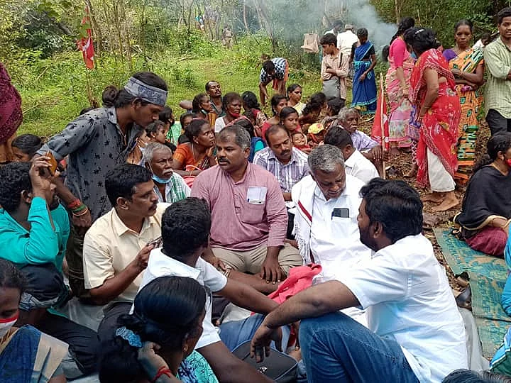 கோரிக்கையை மதிக்காத அரசு; வன உரிமைச் சட்டத்தின் மூலம் காட்டில் குடியேறிய பழங்குடி மக்கள்!