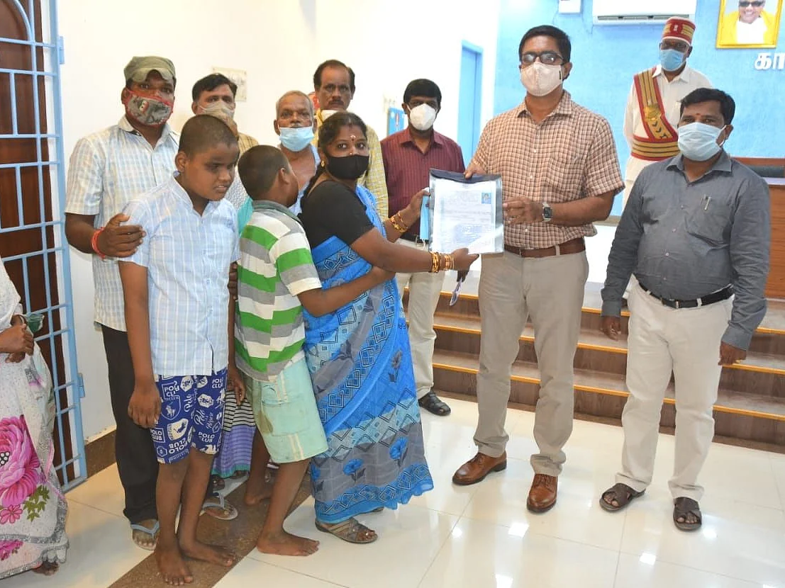 கரம் கொடுத்த விகடன்; கண்ணீர் துடைத்த வேலூர் ஆட்சியர்; சுகந்திக்கு இலவச வீட்டுமனையும் கிடைத்தது!