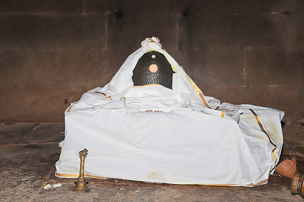 கருவூர் சித்தர் வழிபட்ட
பாதாள லிங்கம்!