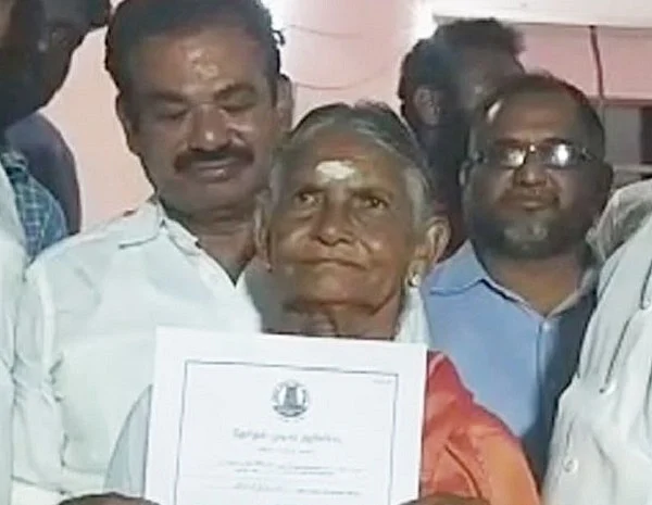 90 வயது தாய் பெருமாத்தாளுடன் மகன் தங்கபாண்டியன்