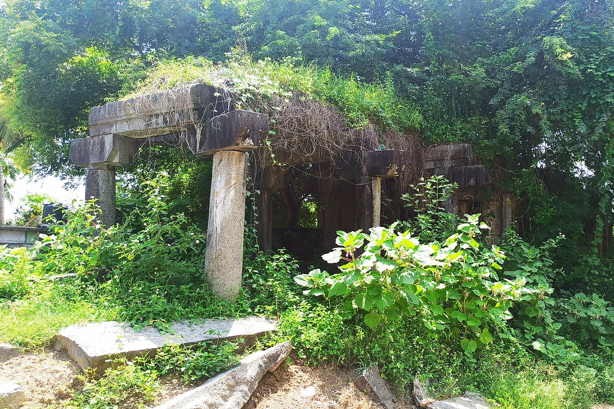 புதற்மண்டி காணப்படும் சமணர் கோயில்