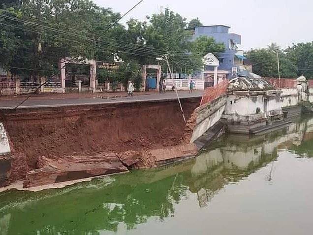 இடிந்து விழுந்த குளக்கரை சுற்றுச்சுவர்