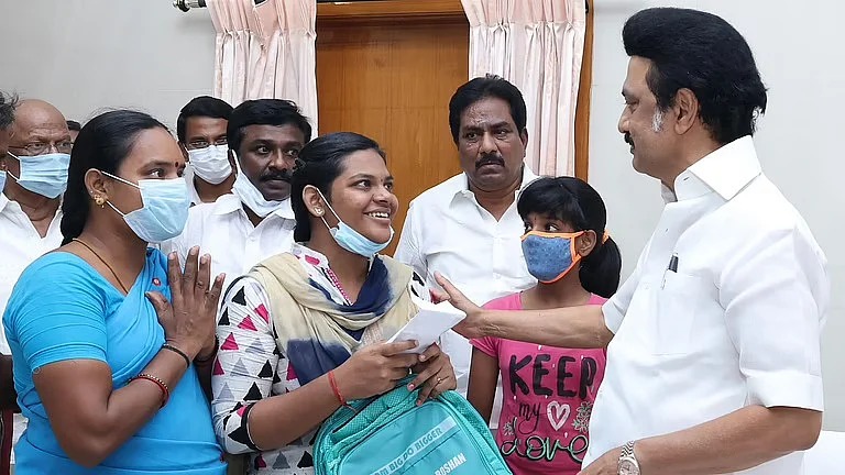 மாணவியுடன் முதலமைச்சர்