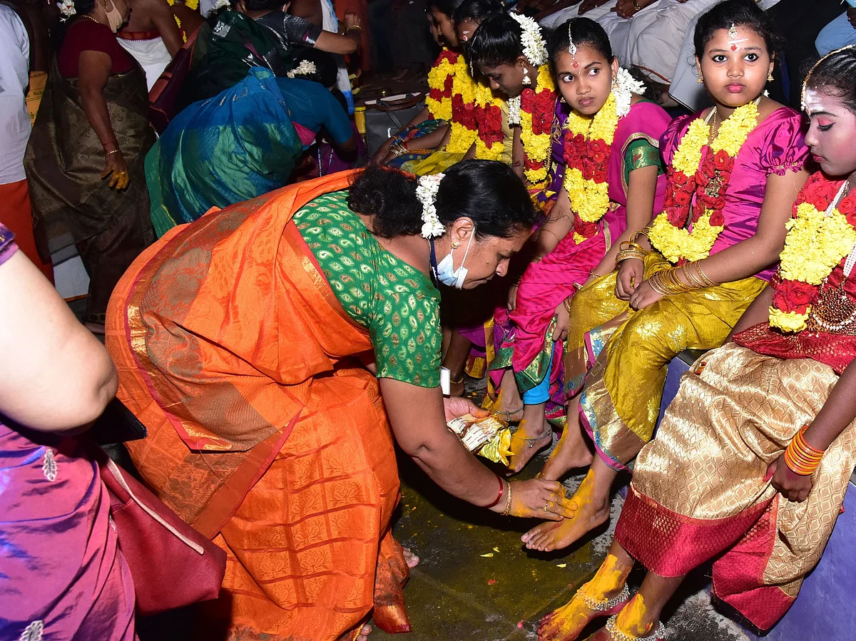 நவராத்திரி நாள் - 3: நன்மைகள் அருளும் நவராத்திரியில் பூஜிப்பதால் கிடைக்கும் நன்மைகள் என்னென்ன?
