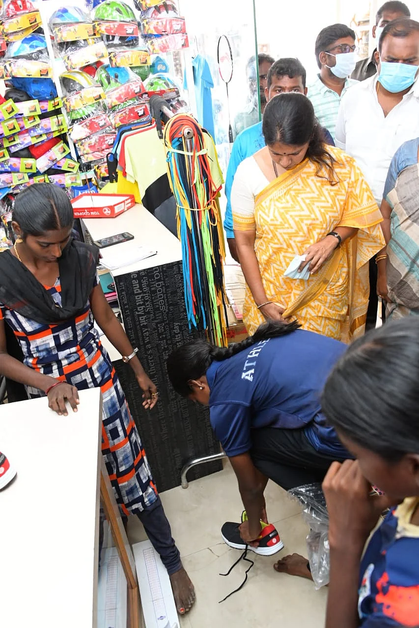 ஷூ அணிந்த மாணவி