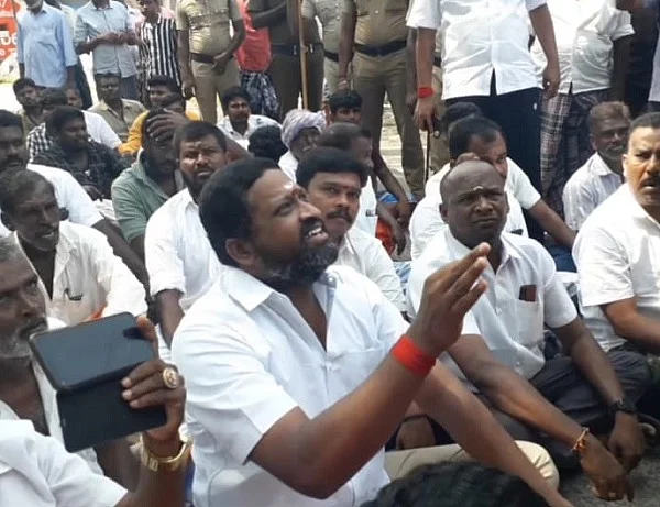 சாலைமறியலில் ஈடுபட்ட கிருஷ்ணமுரளி