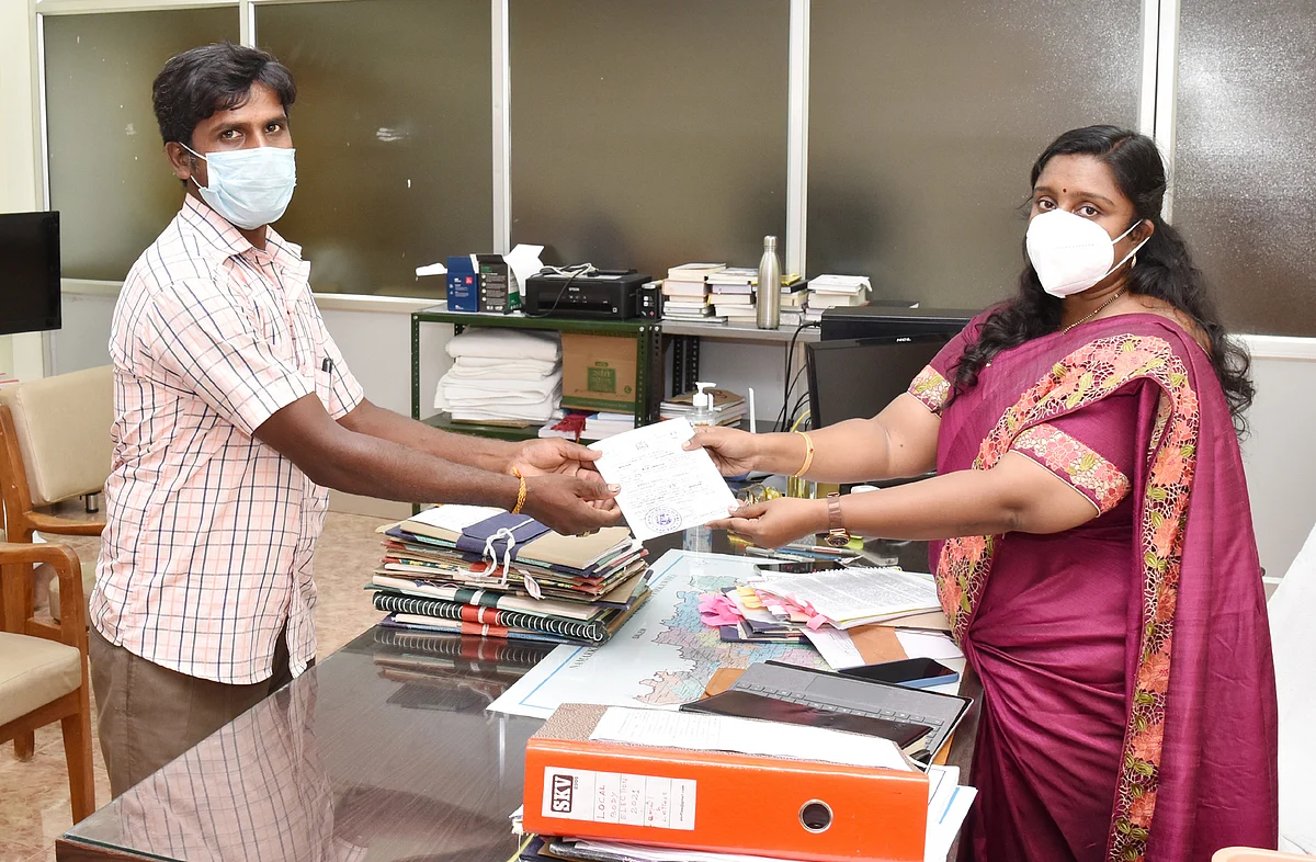 சாதிச்சான்றிதழ் வழங்கும் ஆட்சியர்