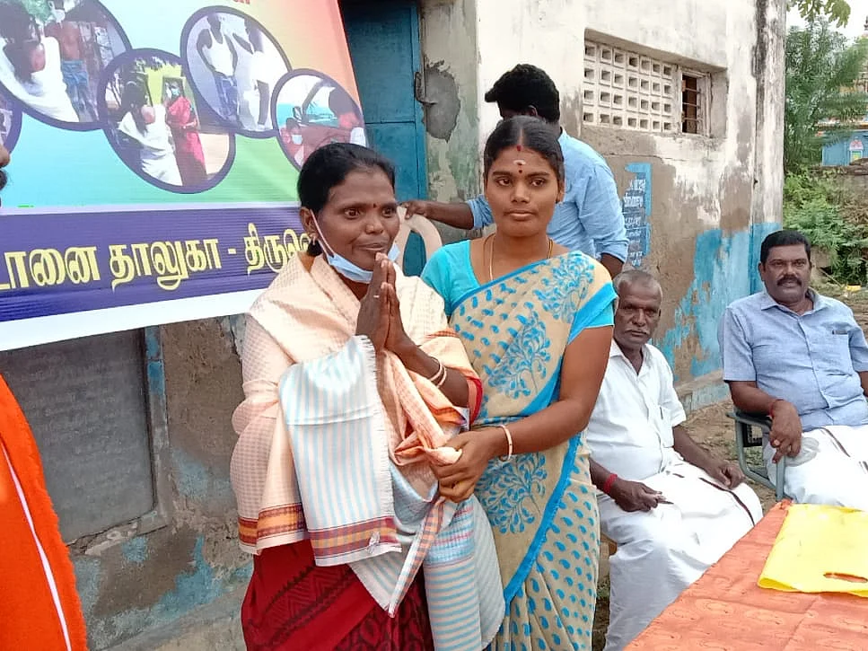 `19 ஊர்; கொரோனா உயிரிழப்பே இல்லாம காப்பாத்தினாங்க!' - செவிலியருக்கு பாராட்டு விழா எடுத்த மக்கள்