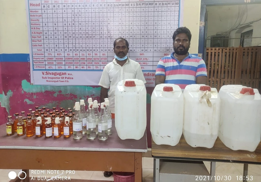 மது பாட்டில்களைக் கடத்திவந்த இரண்டு பேர் கைது