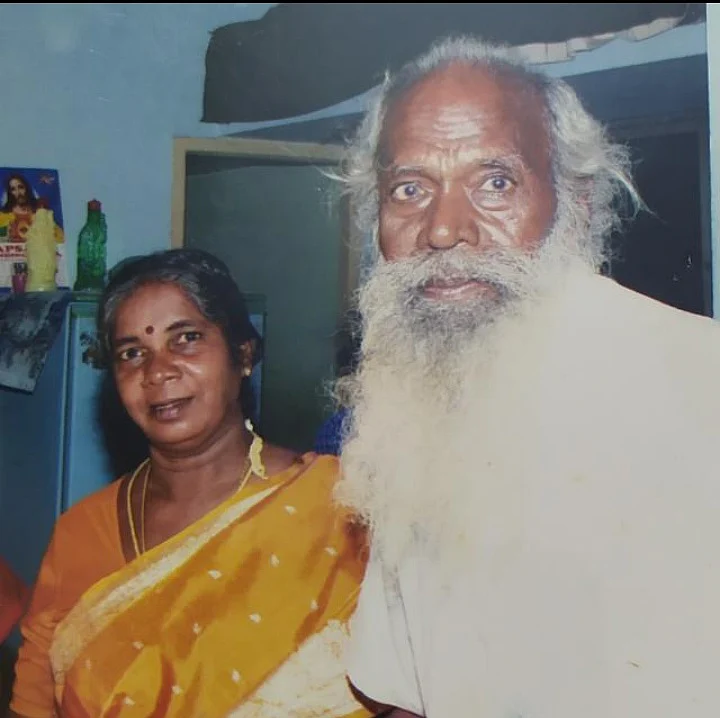 மனைவி ஜூலியுடன் ஆழ்வார்