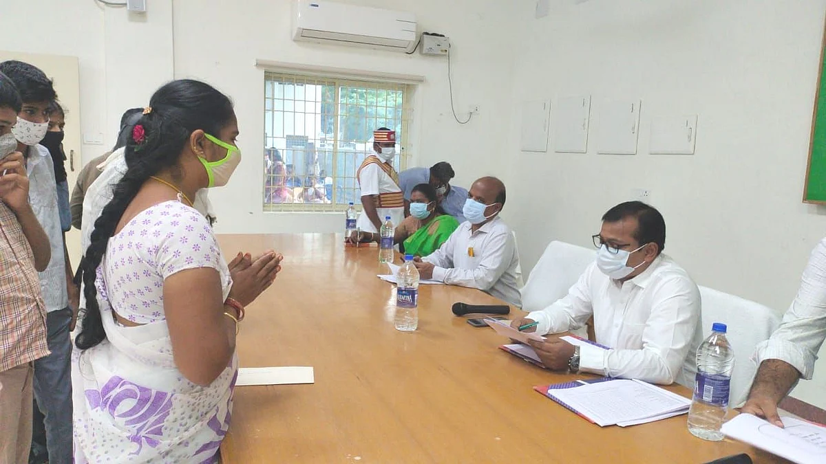 மாவட்ட ஆட்சியரிடம் மனு அளித்த கிருஷ்ணனின் மனைவி