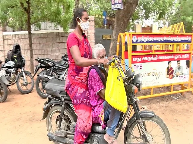 மகளுடன் ஆட்சியர் அலுவலகம் வந்த மோட்சம்