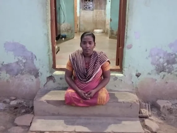 இரண்டு கால்களையும் இழந்து தவித்த செவிலியர்; இருண்ட வாழ்க்கையில் ஒளி பாய்ச்சிய விகடன் வாசகர்கள்!