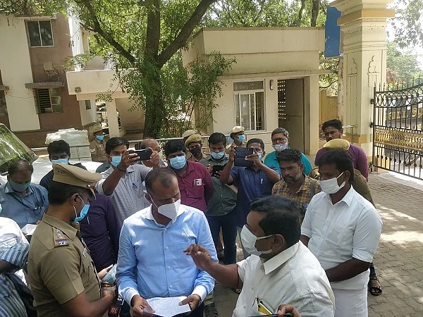 ஆர்.டி.ஓ-விடம் புகார் தெரிவித்த இன்பதுரை