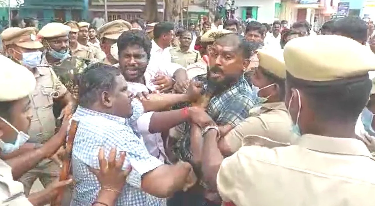 தீக்குளிக்க முயன்ற தி.மு.க பிரமுகர்