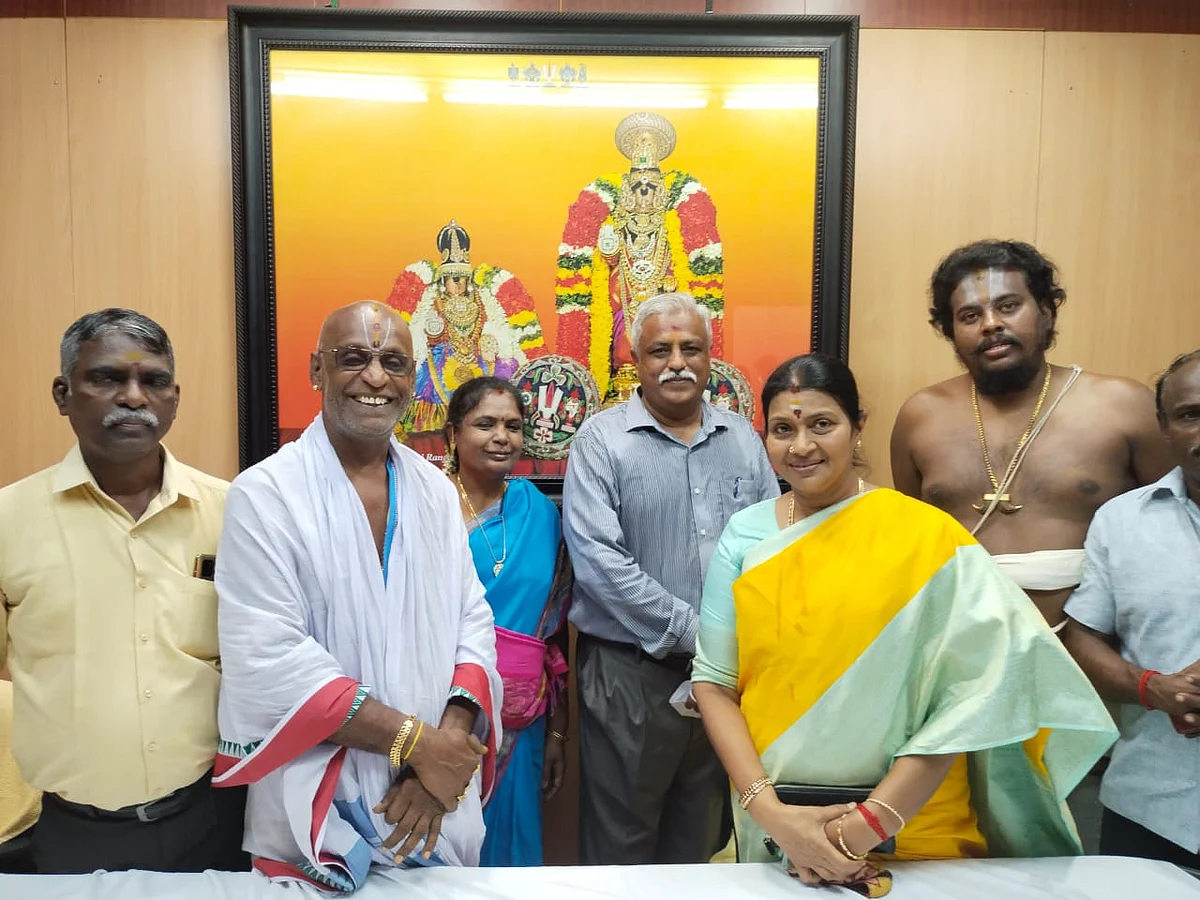 துர்கா ஸ்டாலின் மரியாதை செலுத்தினர்