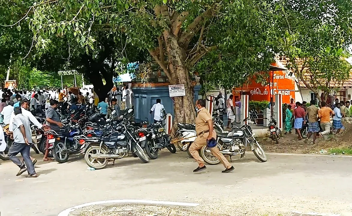 காவல்துறை தடியடி