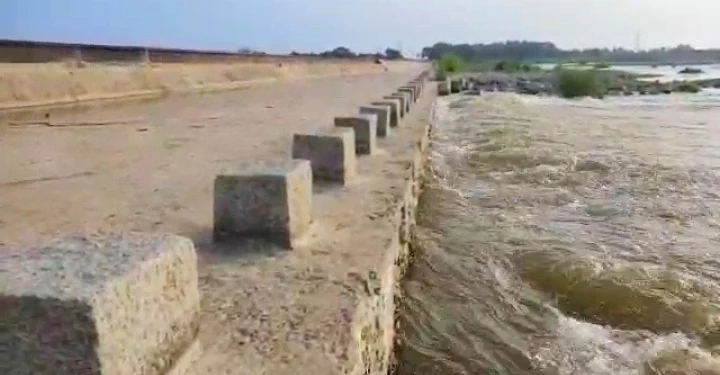 அடித்தளம் வழியே நீர் பெருக்கெடுத்த காட்சி - எல்லீஸ் தடுப்பணை.