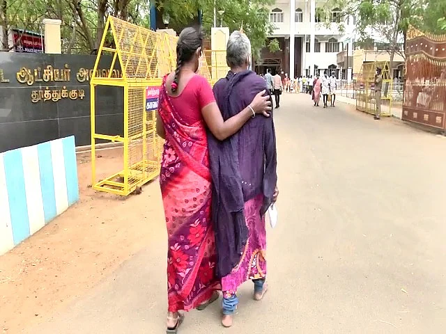 மகளுடன் மனு அளிக்கச் சென்ற மோட்சம்