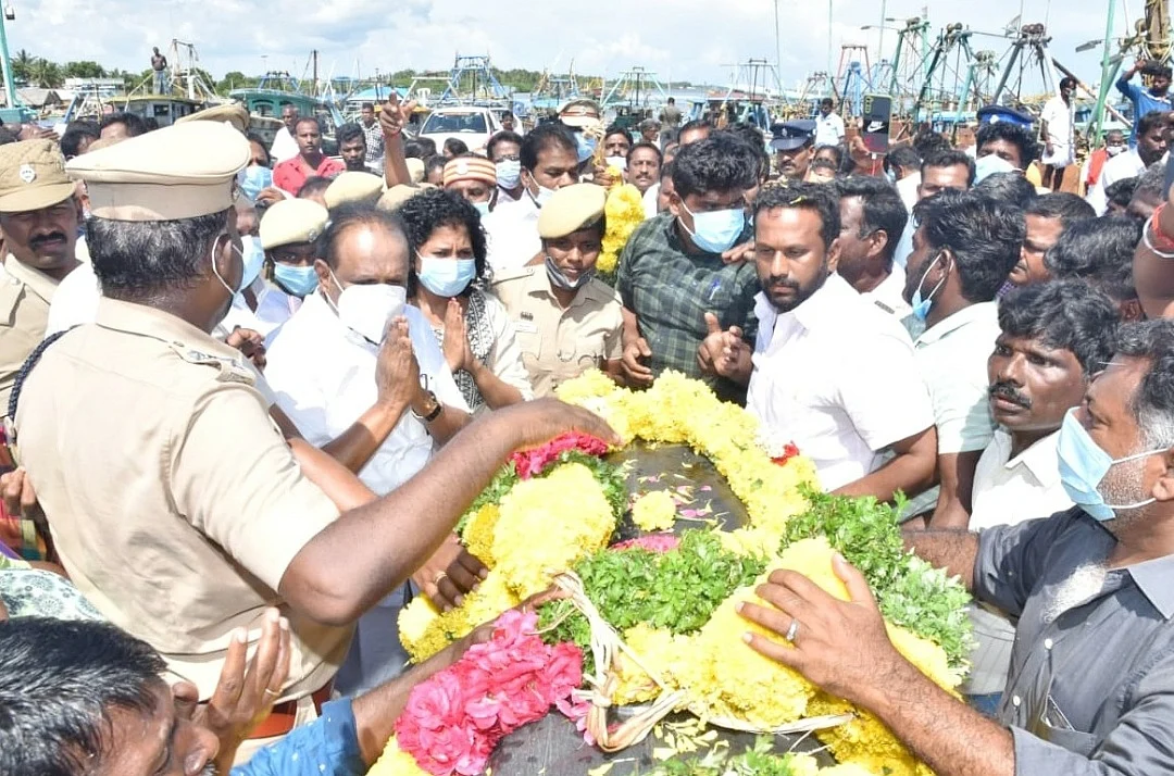 உயிரிழந்த மீனவர் ராஜ்கிரணின் உடல்