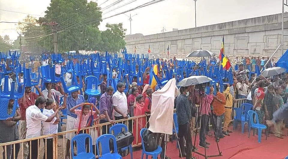 கொட்டும் மழையிலும் களைந்துச்செல்லாத பா.ம.க தொண்டர்கள்