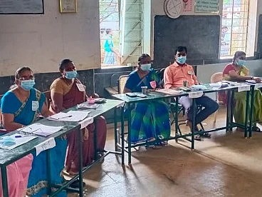 உள்ளாட்சித் தேர்தல்: ரேசன் கடை வேண்டும்; அதிகாரிகளை மிரள வைத்த வாக்காளர்கள்! #LocalBodyElection
