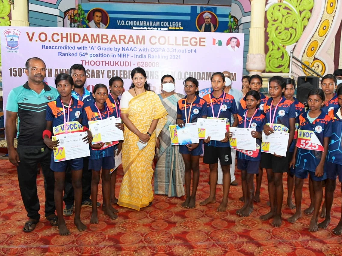 மராத்தானில் வெறும் காலில் ஓடிய மாணவிகள்; ஷூ வாங்கிக் கொடுத்து ஊக்கப்படுத்திய கனிமொழி!