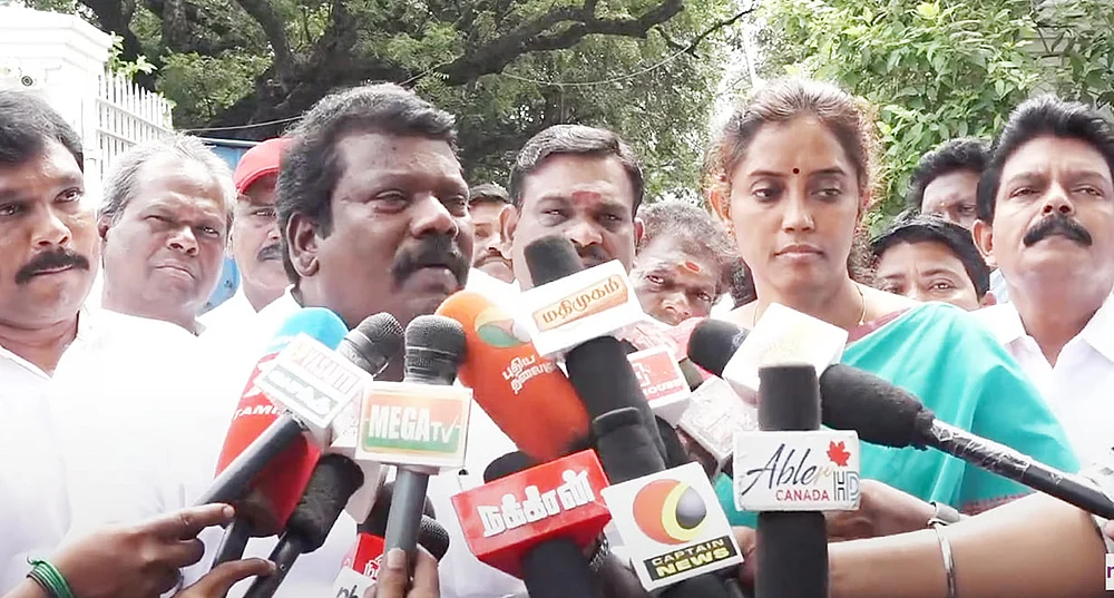 பின்னாலிருந்து தூண்டிவிடுகிறதா தி.மு.க?
