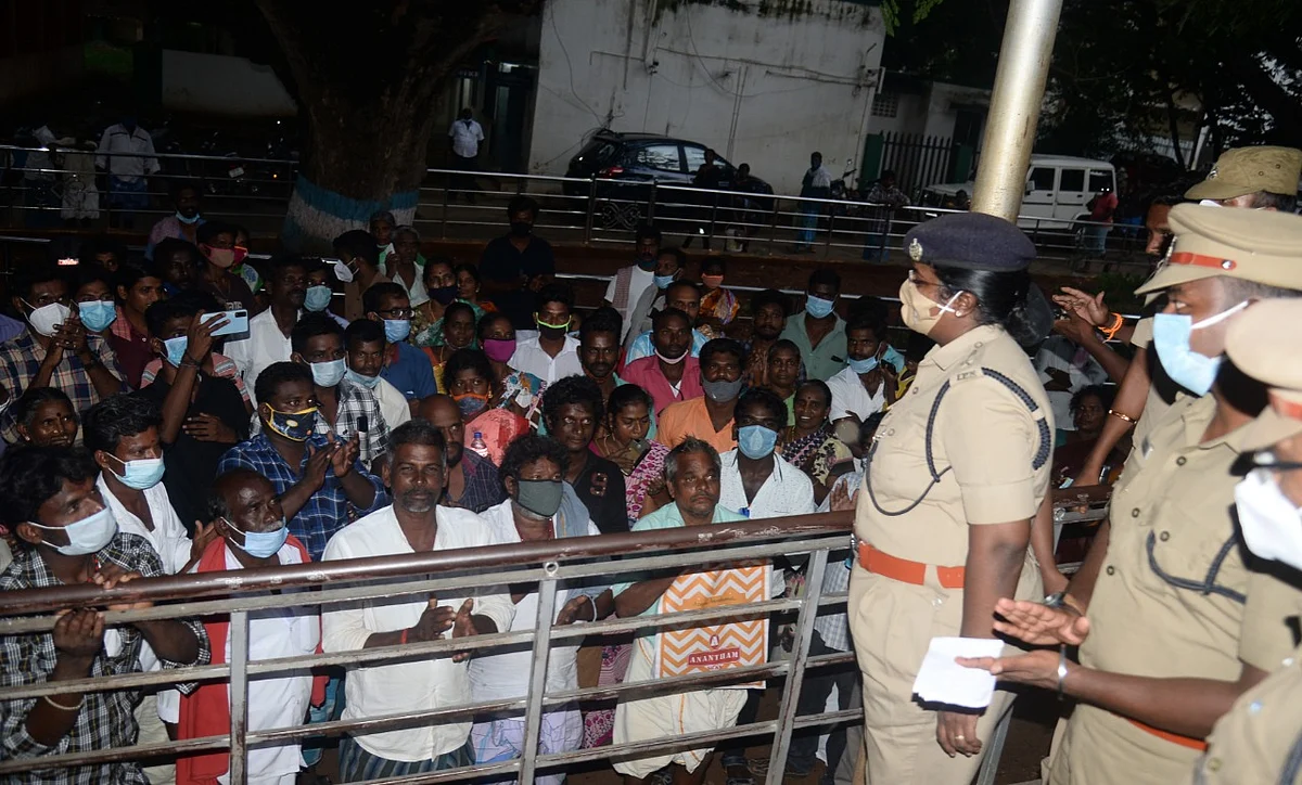 போலீஸ் டீமை பாராட்டும் மக்கள்