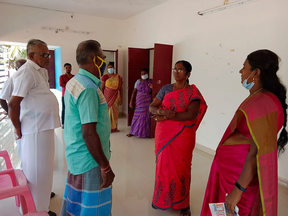 பேச்சுவார்த்தை நடத்திய அதிகாரிகள்