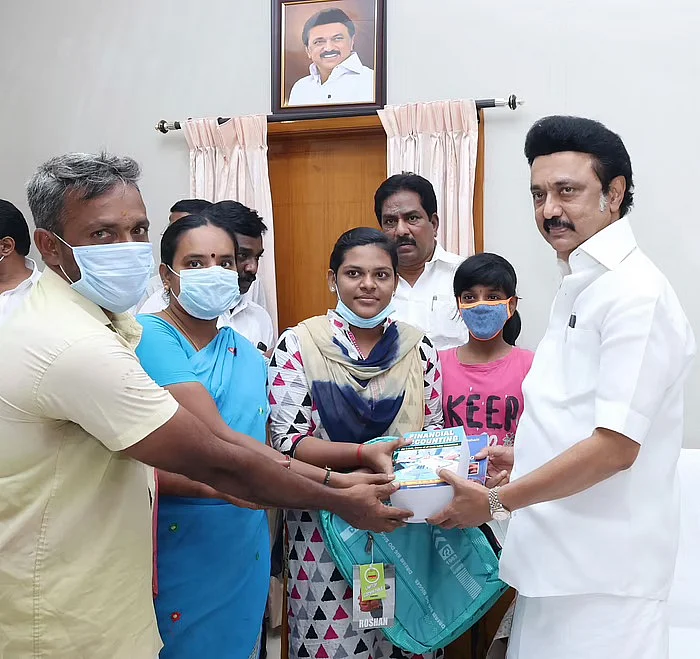 மாணவி குடும்பத்தினருடன்