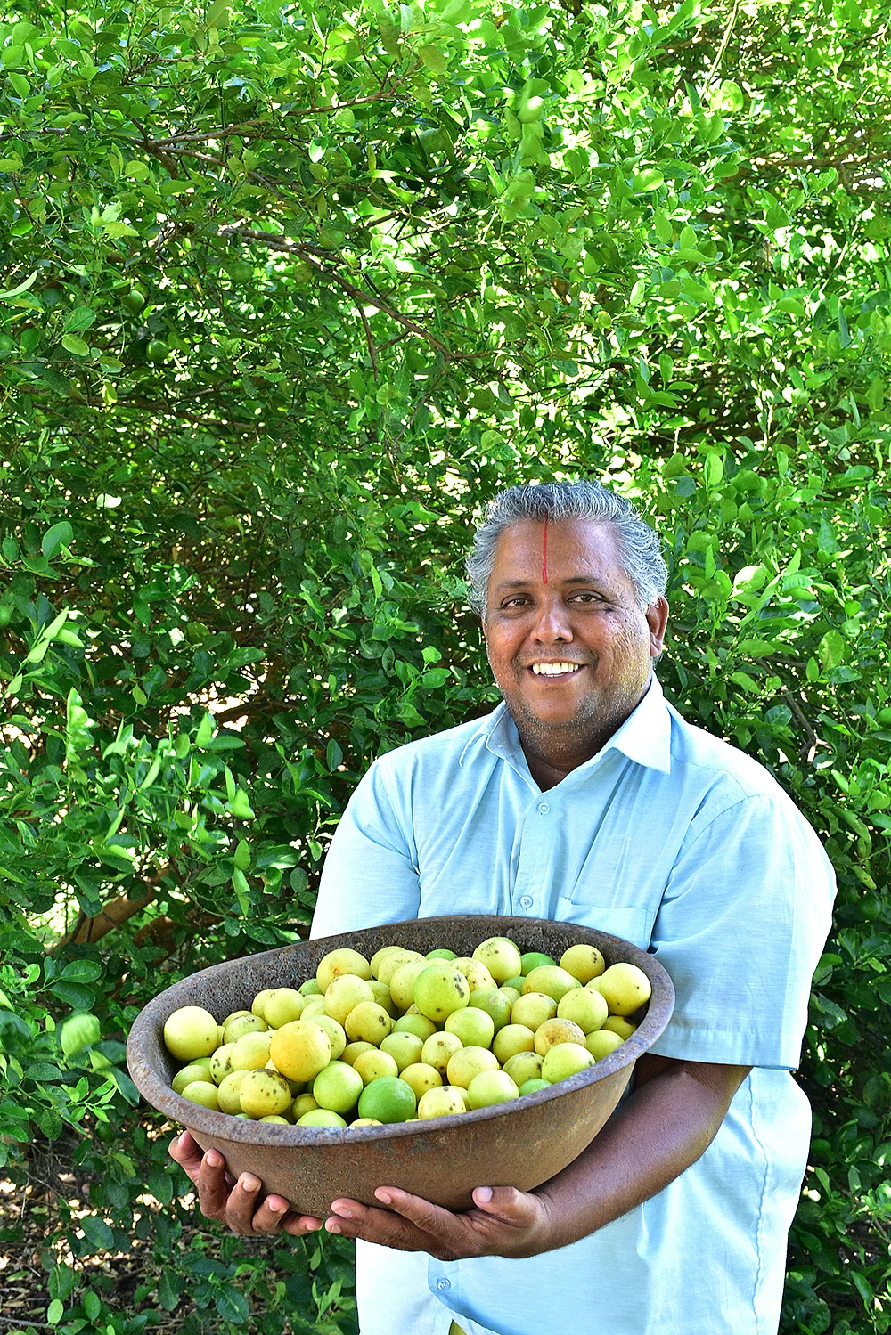 எலுமிச்சையுடன் புருஷோத்தமன்