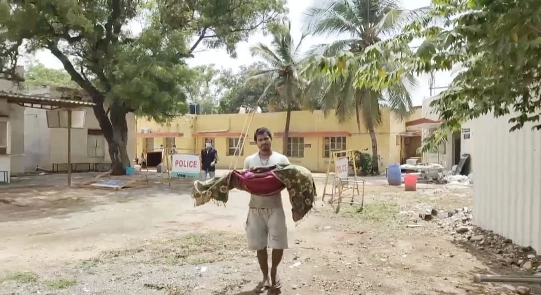 உயிரிழந்த தன்னுகுமாரை கையில் ஏந்தி நிற்கும் தந்தை குட்டூ குமார்